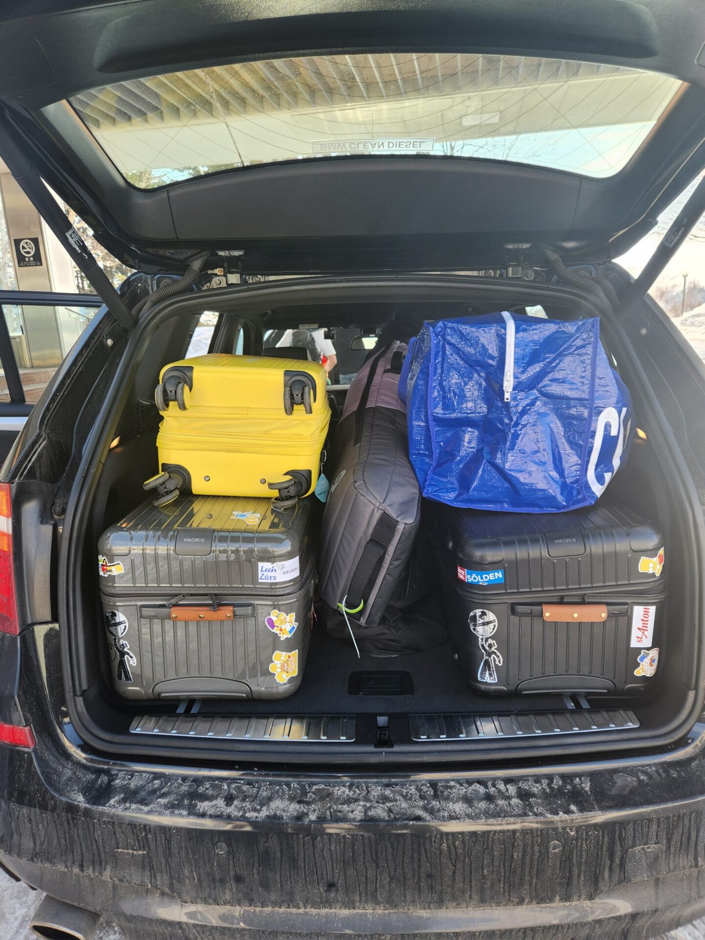 車のトランクにたくさんの荷物が収納されている写真